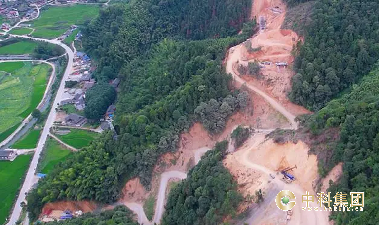 省路橋集團(tuán)城龍高速項目山體護(hù)坡鋼板樁工程